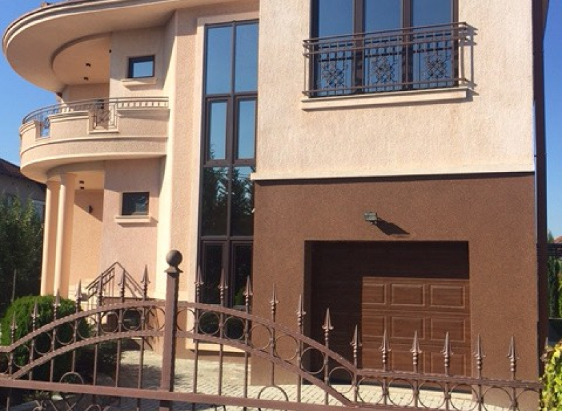 Вила со базен