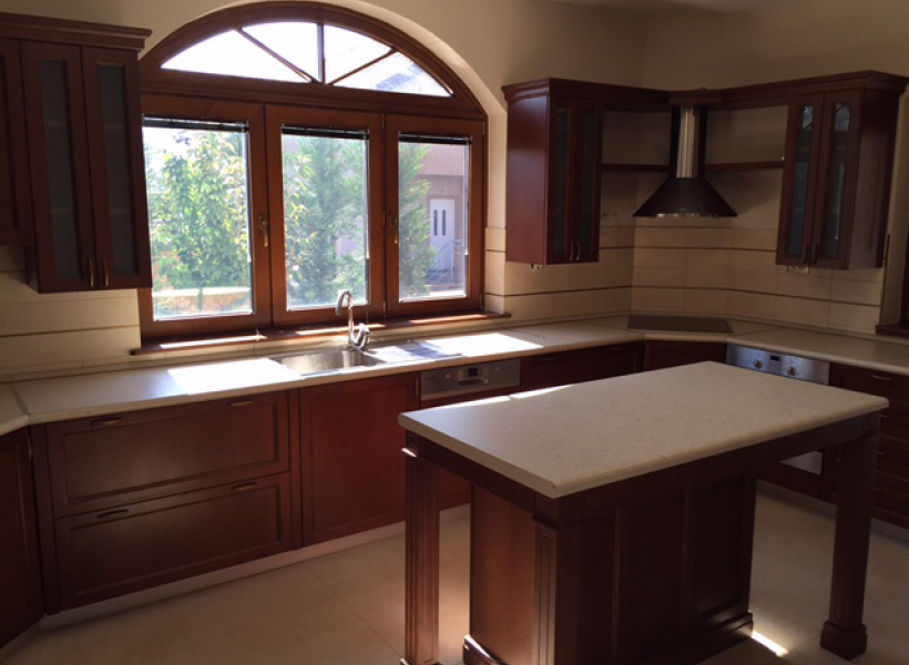 Куќа со базен 