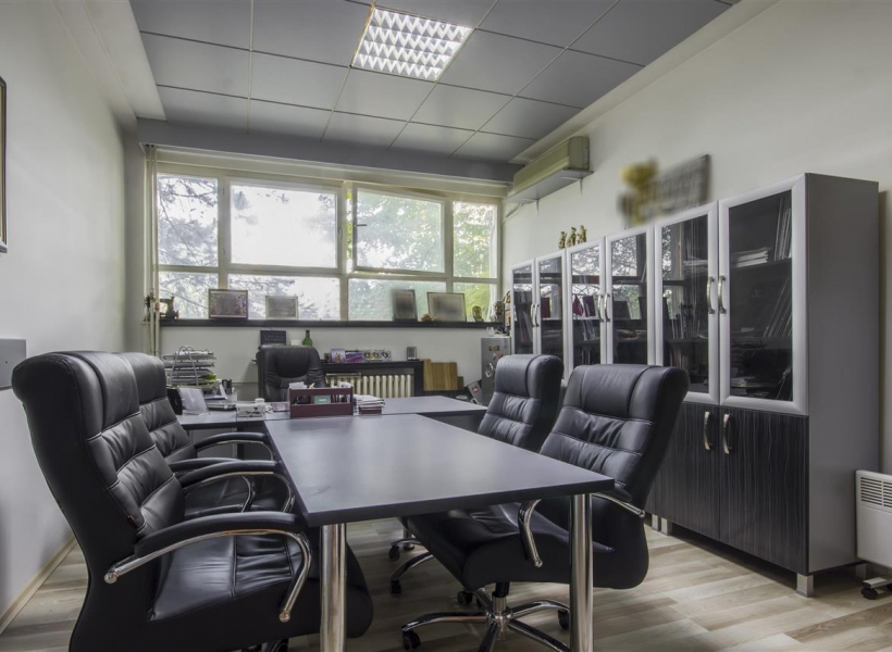 канцелариски простор во кисела вода