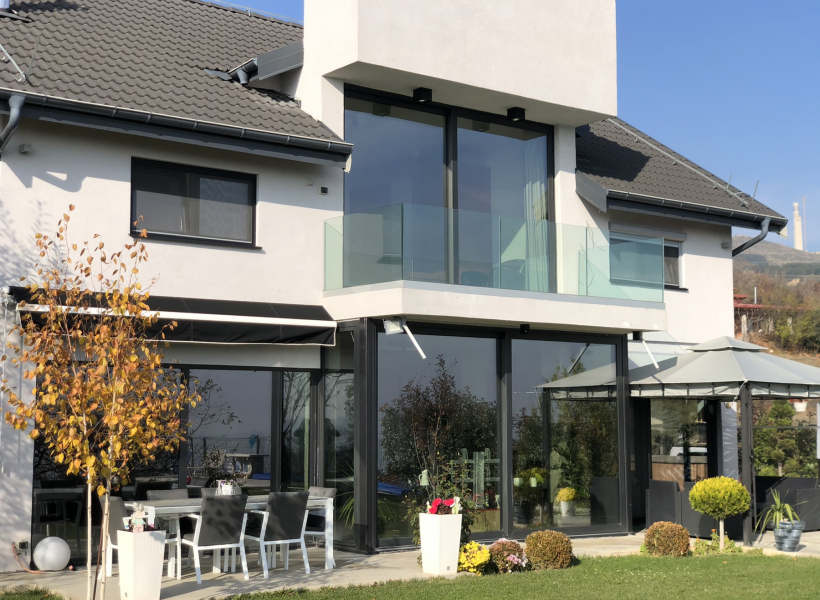 се продава куќа со базен