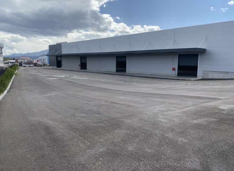 деловен објект и хала во Визбегово