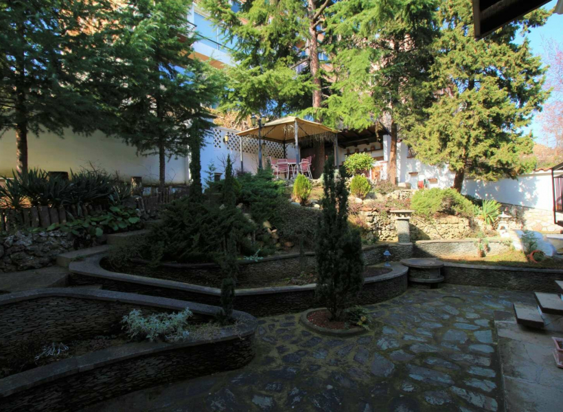 Куќа со двор во Црниче