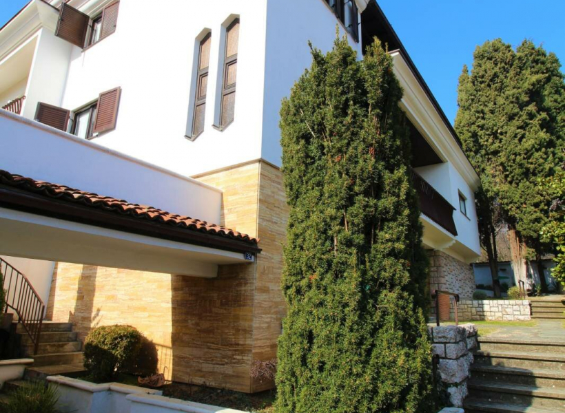 Куќа со двор во Црниче