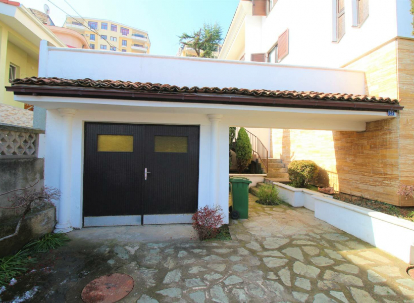 Куќа со двор во Црниче