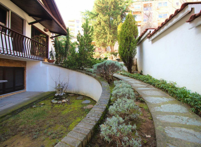 Куќа со двор во Црниче