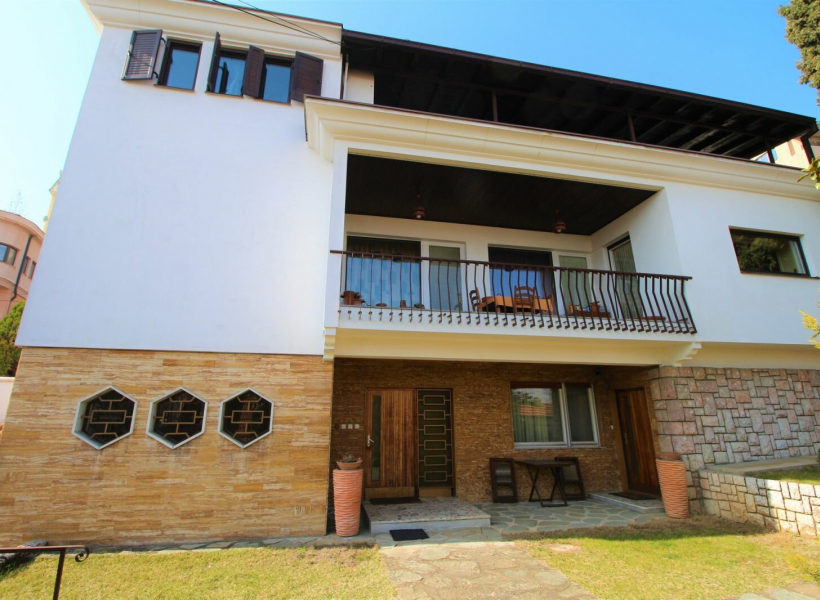 Куќа со двор во Црниче