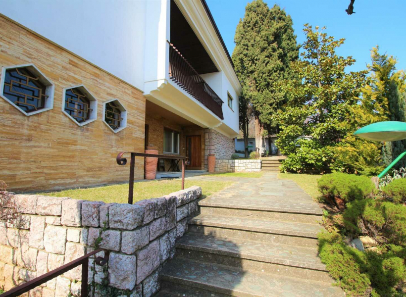 Куќа со двор во Црниче