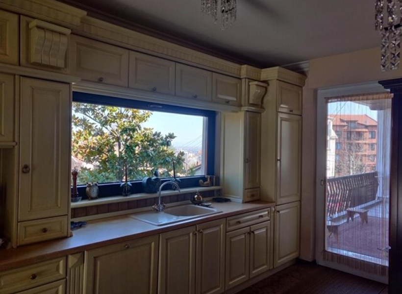 Куќа со двор во Црниче