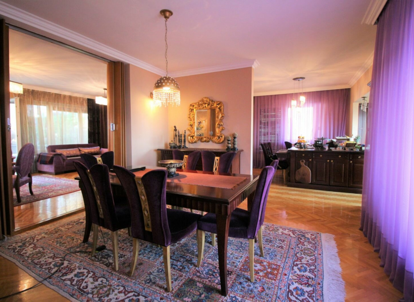 Куќа со двор во Црниче