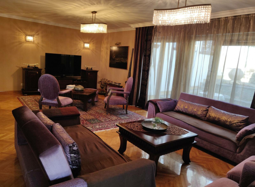 Куќа со двор во Црниче