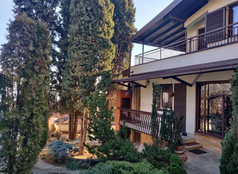 Куќа со двор во Црниче