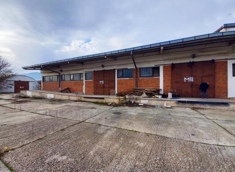 За продажба е магациснки и деловен простор