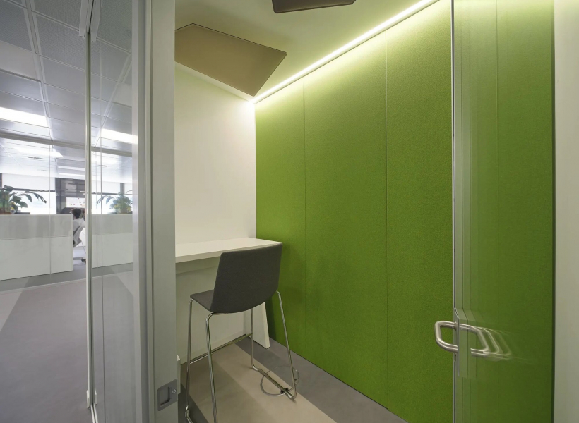 Huddle rooms office design 