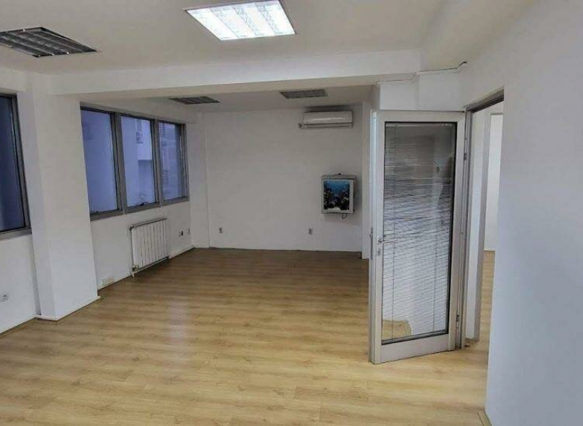 Деловен простор за изнајмување во центар 