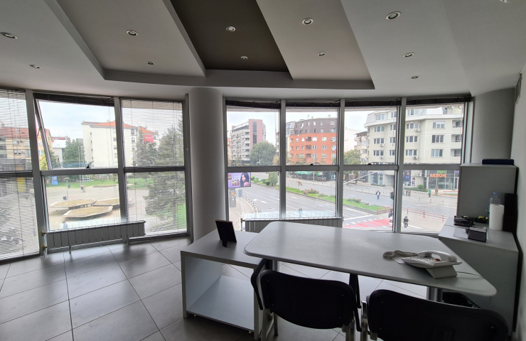 deloven prostor na odlicna lokacija